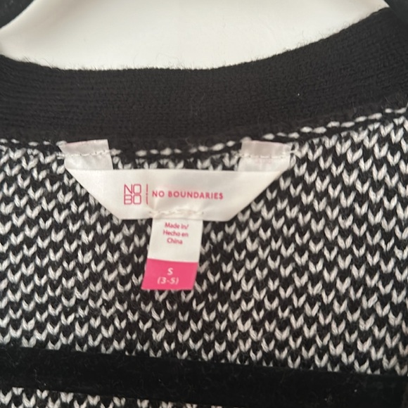 black and white V-neck sweater! - Picture 2 of 2